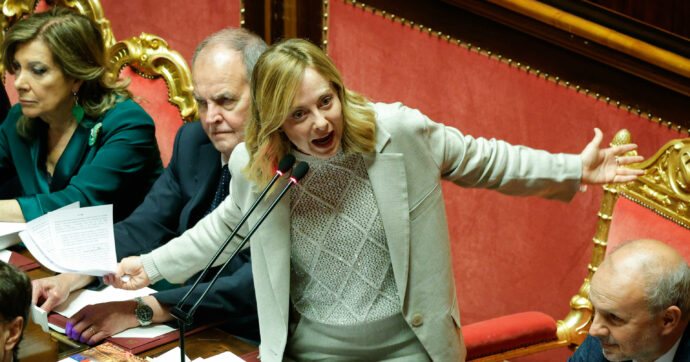 La presidente del Consiglio dei Ministri Giorgia Meloni in parlamento. (Fotografia tratta dall'articolo del Fatto Quotidiano)