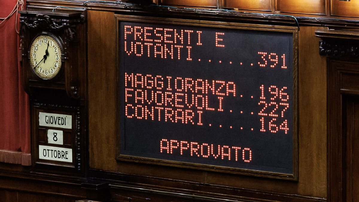 Il risultato della votazione a scrutinio segreto alla Camera dei deputati sullo "Stabilicum". (Fotografia di LaPresse)