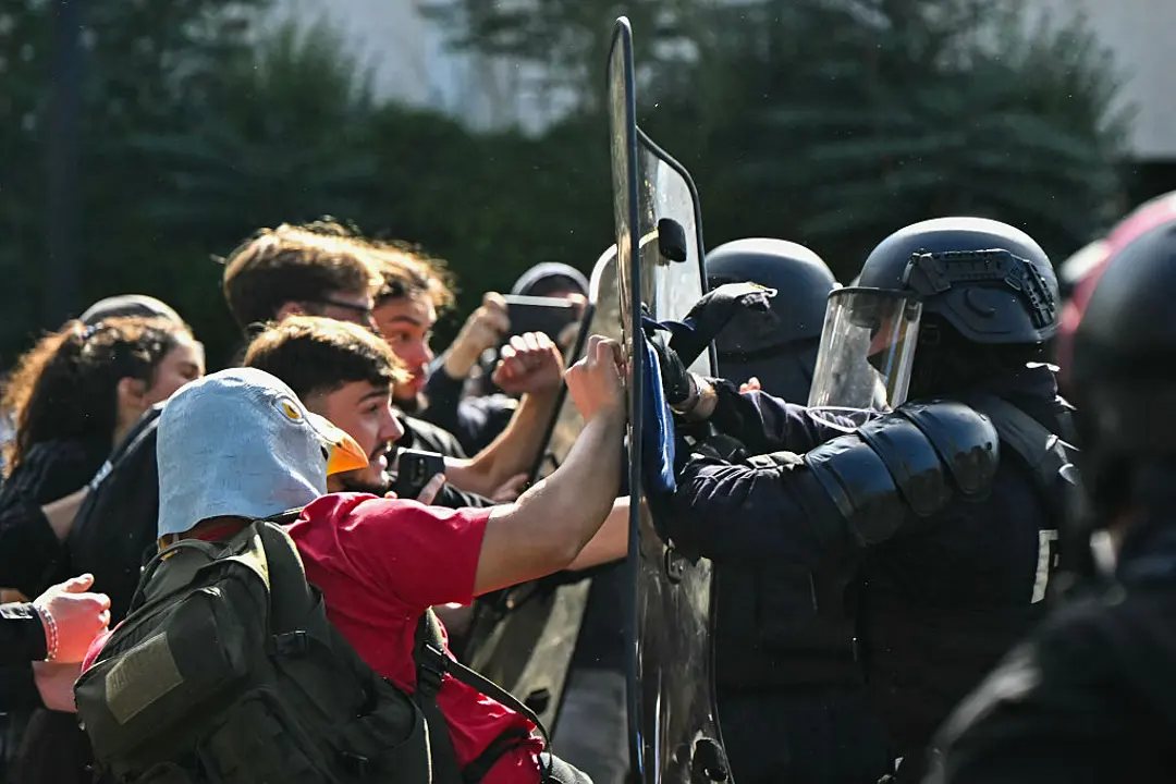 Uno scontro tra la polizia e gli studenti manifestanti, a Parigi. (Fotografia di Lou Benoist/AFP/Getty Images)