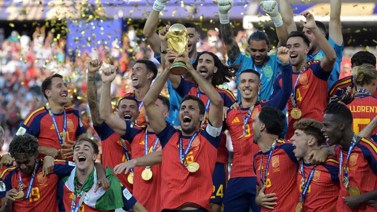 L'esultanza della nazionale di calcio maschile spagnola dopo la vittoria riportata contro l'Argentina. 
(Fotografia di Ansa/via AFP)