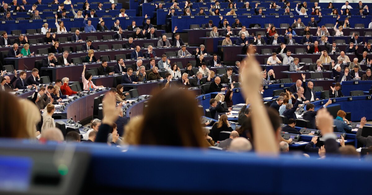 Il Parlamento europeo durante una votazione. (Fotografia di Mathieu Cognot/European Union)