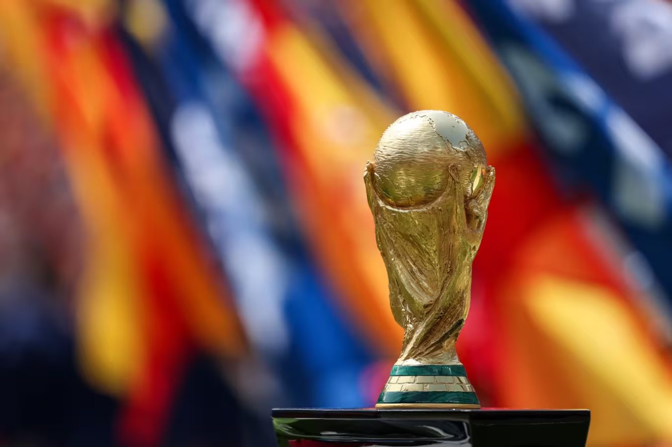 L'iconico trofeo della Coppa del Mondo FIF.  (Fotografia tratta da fifa.com)
