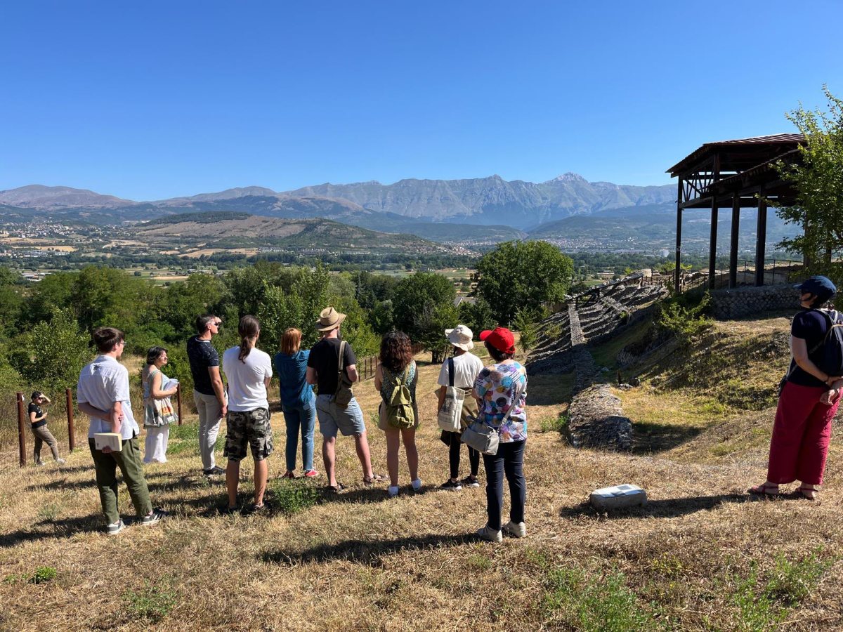 Il primo gruppo di visitatori, accompagnato dalla dottoressa Martellone. (Fotografia dell'Associazione S.A.T.O.R.)