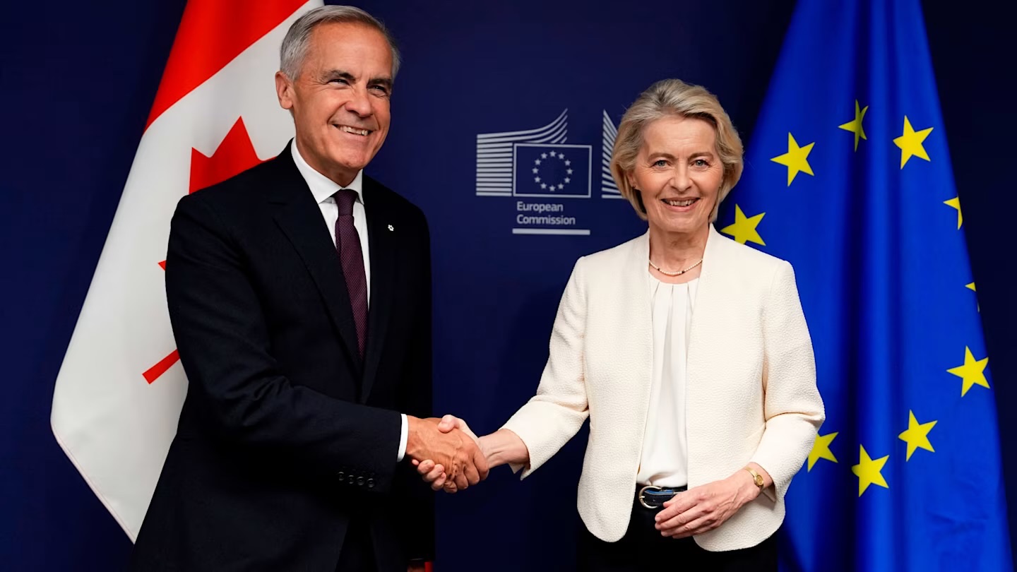 Ursula von der Leyen e il primo ministro canadese Mark Carney al Parlamento europeo di Strasburgo. (Fotografia Justin Tang/The Canadian Press/AP)