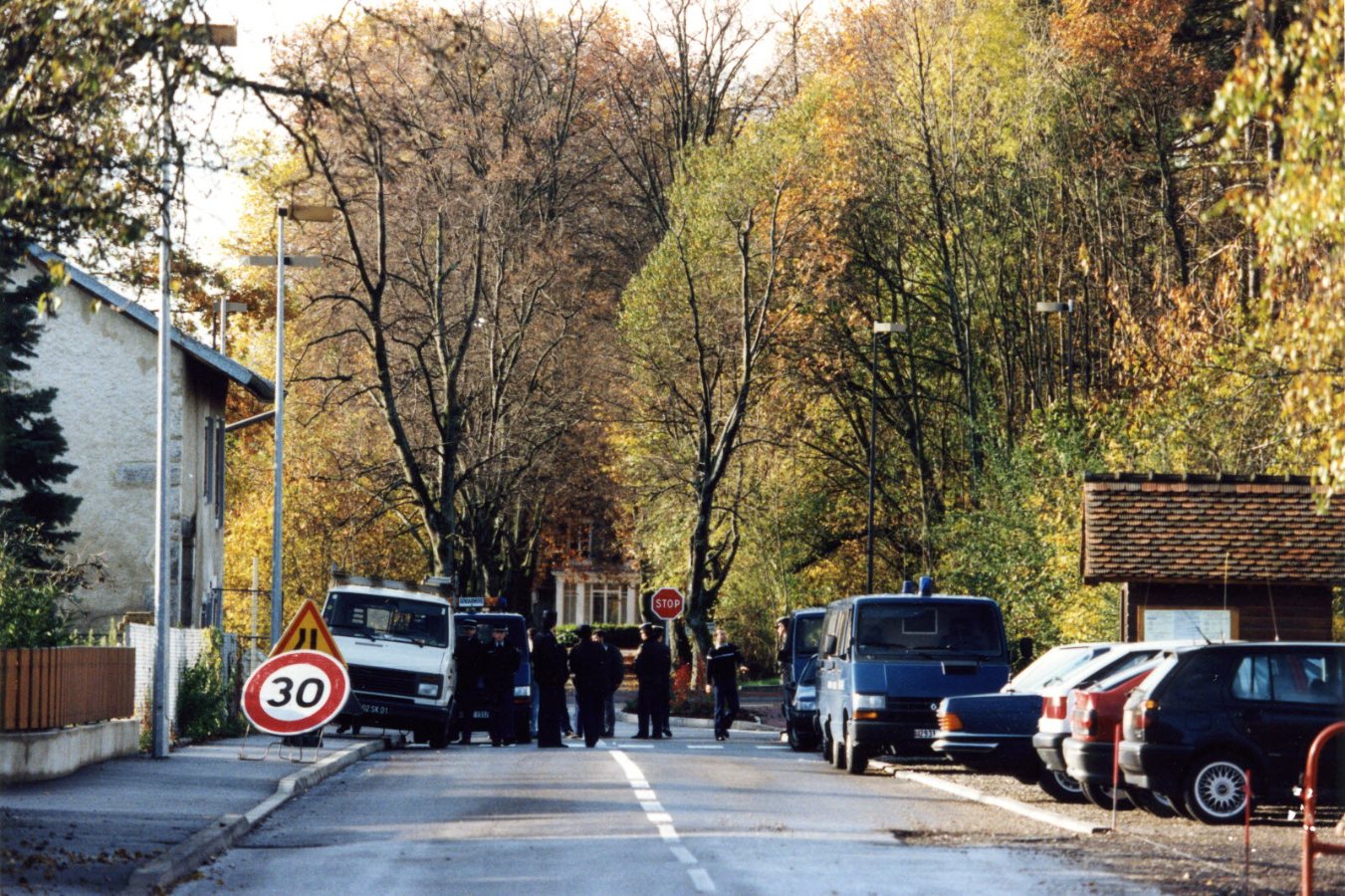 La via su cui affaccia la casa di Romand, a Prévessin-Moëns, dopo gli assassinii. (Fotografia di Le Dauphiné libéré)